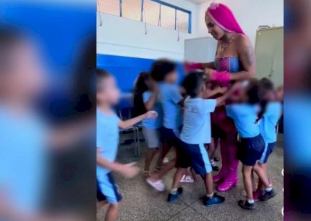 Professora trans entra na Justiça para que deputado e vereadores excluam vídeos com ataques