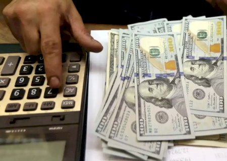 Dólar cai para R$ 5,68 e fecha no menor nível desde novembro