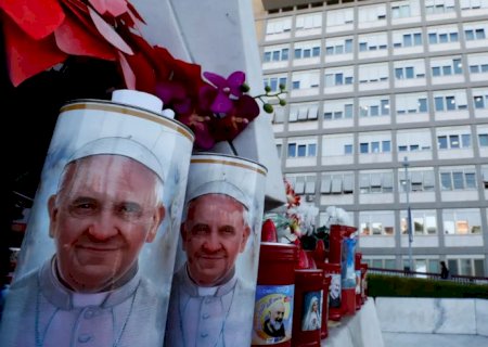 Após crise respiratória, Papa Francisco recebe transfusão de sangue