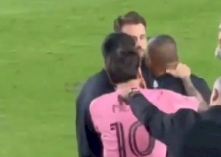 Messi se revolta com arbitragem e segura auxiliar pelo pescoço