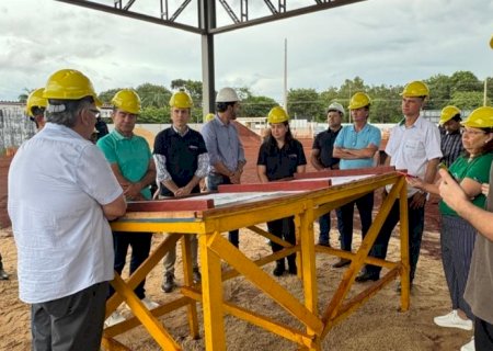 Diretores e prefeito visitam obras do Hospital de Amor em Dourados