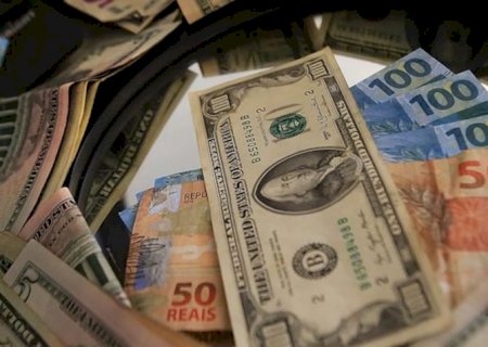 Dólar sobe para R$ 5,76 com liberação do FGTS no radar