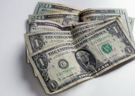 Dólar sobe com tarifaço e medidas populistas de Lula