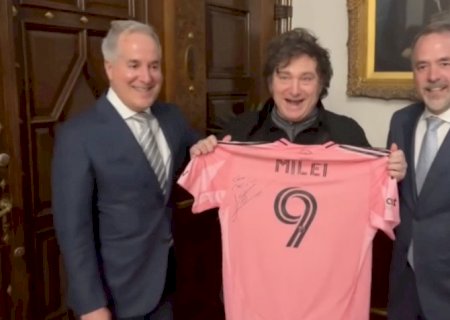 Messi presenteia Milei com camisa autografada do Inter Miami