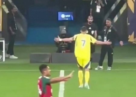Cristiano Ronaldo se revolta com expulsão de companheiro e dá bico na bola