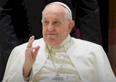 Papa pode aparecer neste domingo para saudação aos fieis, diz Vaticano