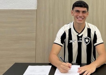 Joia do Botafogo assina primeiro contrato profissional