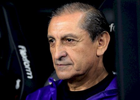 Campeão pelo Corinthians, Ramón Díaz se torna o técnico argentino com mais títulos no futebol