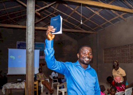 Aldeia isolada se rende a Cristo após ouvir a Bíblia no idioma local