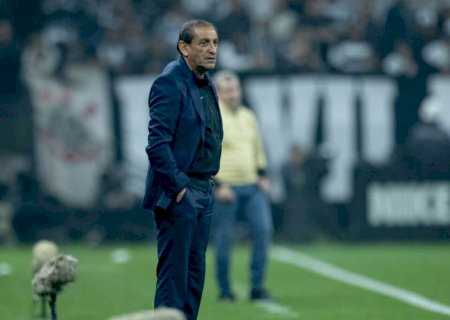 Díaz festeja atuação do Corinthians, mas detona calendário