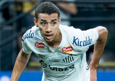 Outro jogador que está fora do jogo deste domingo é Thaciano, por causa de uma inflamação no tendão de Aquiles da perna esquerda
