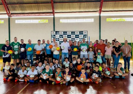 Secel equipa escolinhas municipais de futebol, vôlei e projeto de ginástica rítmica