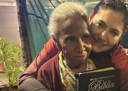 Michelle reza com apoiadores em frente ao hospital onde está Bolsonaro
