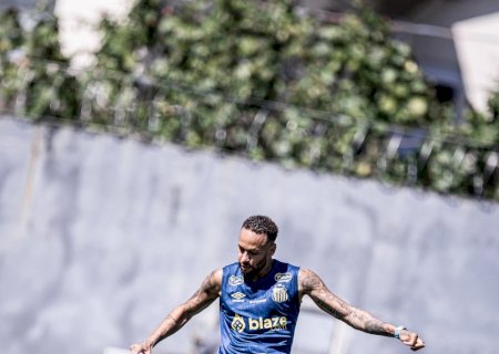 Neymar volta a treinar com o elenco após 33 dias e pode ser reforço contra o Fluminense