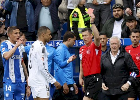 Mbappé é expulso pela primeira vez desde 2019 e pede desculpas por entrada dura