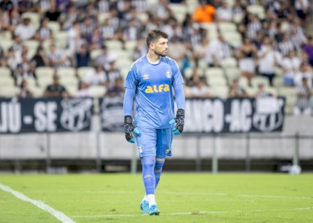 Goleiro do Grêmio vai à área rival tentar empate no escanteio, mas sofre gol no contra-ataque