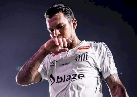 Veron volta a ser relacionado no Santos, mas segue longe de ser unanimidade