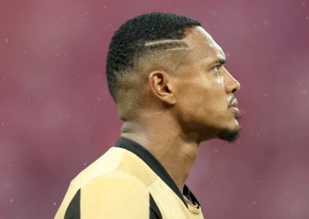 Entenda por que árbitro revogou expulsão de John, do Botafogo, por toque de mão na bola fora da área