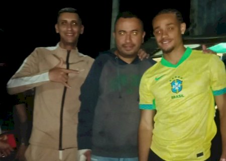 'Filho' de Neymar, joia do Leipzig curte Brasil com bênção de Memphis