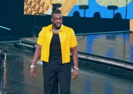 Pastor se veste de mulher durante pregação e fiéis reprovam