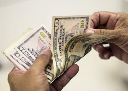 Dólar avança e Ibovespa recua em meio a incertezas sobre guerra comercial de Trump e IOF no Brasil