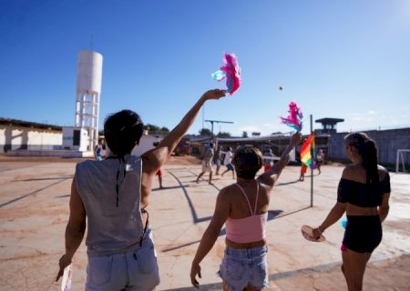 Cidadania e diversidade: entre muros e sorrisos, torneio de voleibol é liberdade por uma tarde