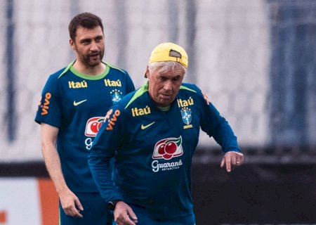 Ancelotti recebe trote e canta canção italiana profética: 'Os melhores anos de nossas vidas'