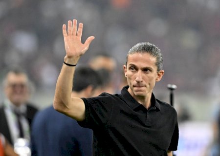 Jornal espanhol se impressiona com trajetória de Filipe Luís: 'Três títulos em menos de 30 jogos'
