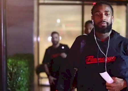 Gerson é criticado pela torcida do Flamengo no embarque para os EUA