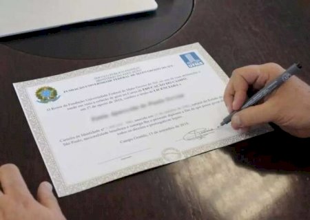 Diploma impresso deixa de valer e versão digital passa a ser obrigatória
