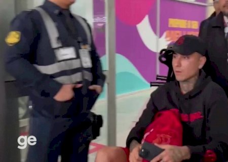 Com Pulgar de cadeira de rodas, Flamengo chega ao Rio depois de eliminação na Copa