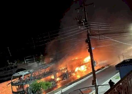 Incêndio destrói 2 ônibus de turismo na área central de Corumbá