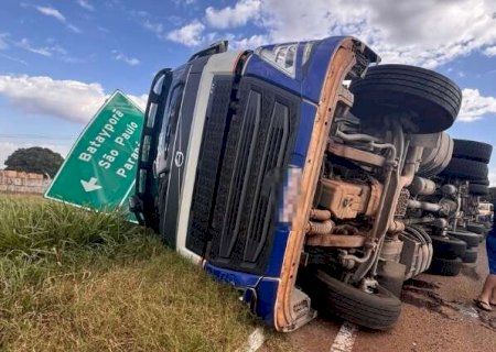 Carreta tomba no anel vi&aacute;rio ap&oacute;s carregamento de carne se desequilibrar