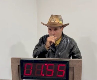 Câmara de Batayporã realiza sonho de Tonys Brasil, que declama versos de rodeio na tribuna