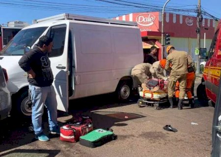 Motorista de minivan é reanimado por bombeiros após acidente