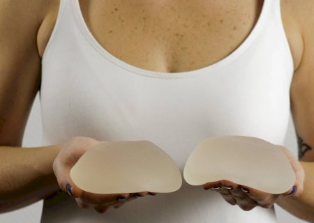 Brasileira de 38 anos morre por câncer raro associado a prótese de silicone
