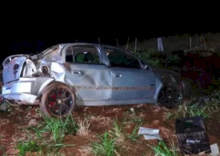Motorista tenta ultrapassagem, perde controle e capota carro em Bataguassu