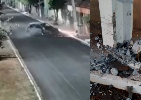 Condutor de Gol perde controle de direção e atinge poste em avenida de Batayporã