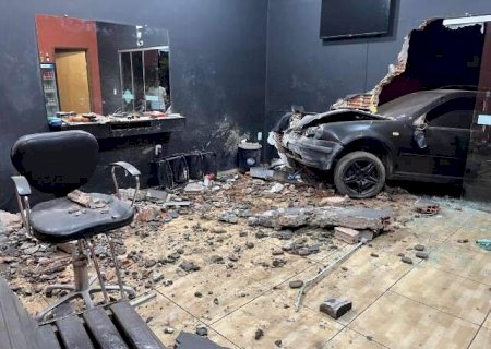 Motorista embriagado invade barbearia com carro, tenta fugir e é preso