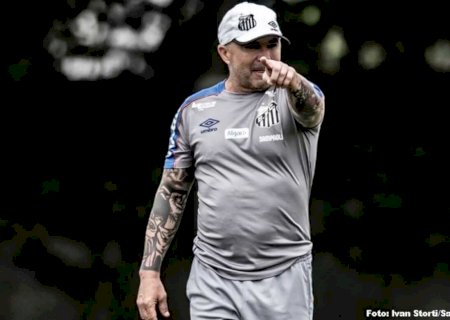Em meio à invasão de torcedores, Sampaoli admite interesse no Santos: 'Um grande desafio'