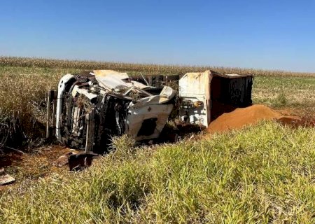 Motorista morre após carreta carregada tombar em acostamento de rodovia