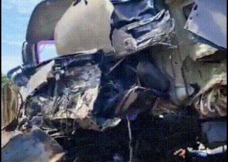 Batida entre carretas na BR-262 deixa condutor morto e interdita rodovia