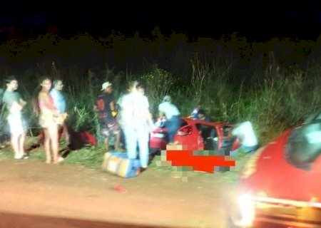 Mulher morre e quatro ficam feridos em colisão entre carro e ônibus