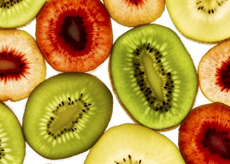 Rico em fibras e vitamina C, kiwi ajuda a evitar constipação intestinal e picos de glicose no sangue