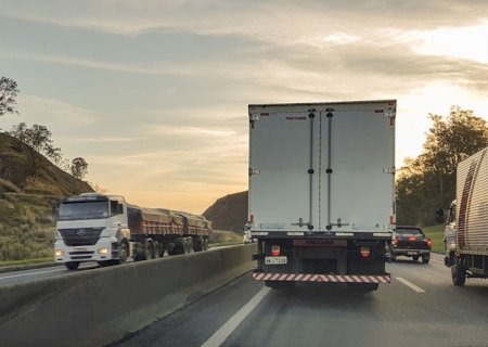 Após alta em julho, frete volta a ficar mais barato em agosto