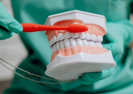Por que Wegovy e Mounjaro podem prejudicar os dentes e como evitar