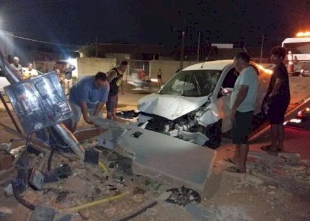 Motorista derruba padrão de energia e danifica muro de salas comerciais