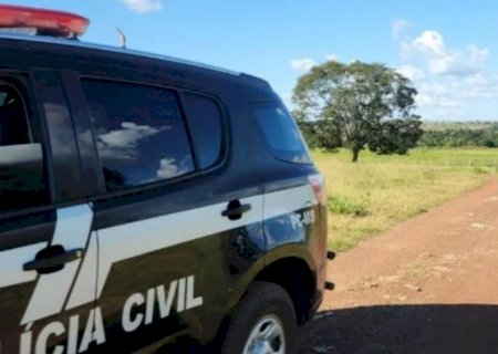 Homem morre ao cair de carro em movimento em estrada vicinal