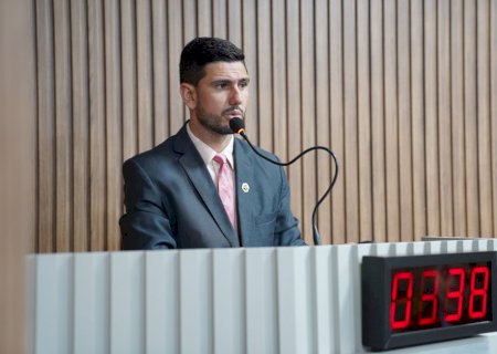 Vereador Diego Ricardy solicita manutenção da iluminação na praça em frente à Escola Jan Antonin