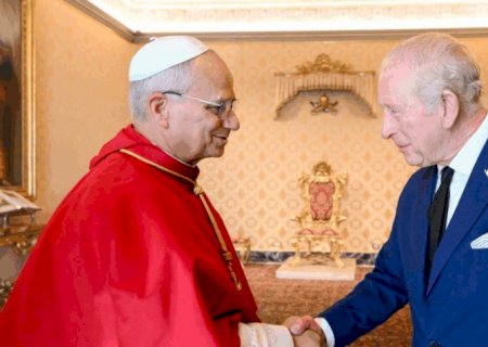 Rei Charles e papa celebram pela 1ª vez após cisão das igrejas